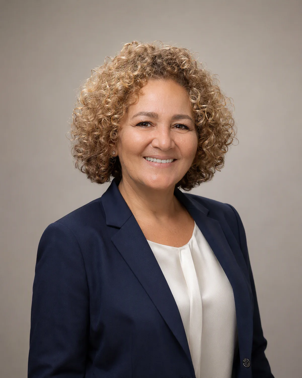 Retrato digital con IA de Rosario Brito Miranda, basado en una fotografía autorizada del equipo de SIRONA.